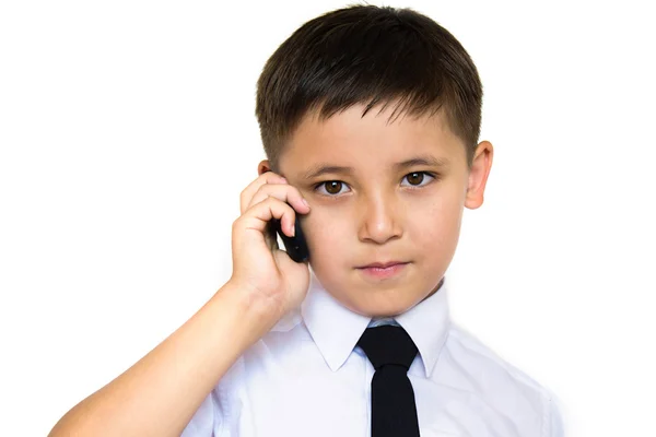Маленький хлопчик розмовляє по телефону — стокове фото