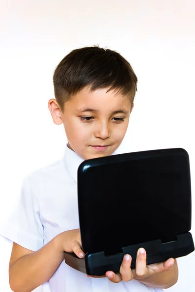 Um menino olhando entusiasticamente para o laptop — Fotografia de Stock