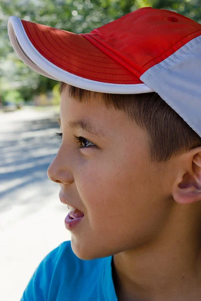 Retrato de um menino no perfil — Fotografia de Stock