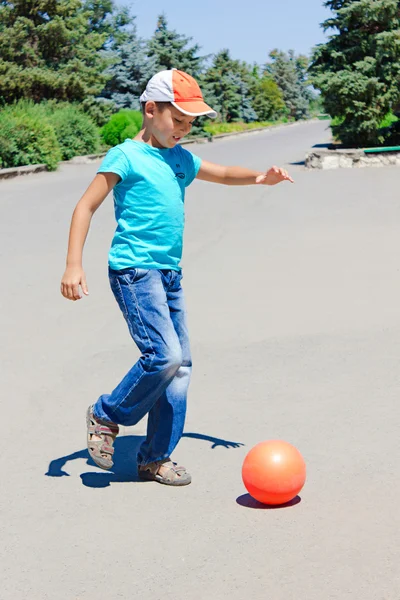 Kisfiú játszik a labdát — Stock Fotó