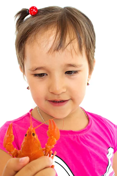 Ein kleines Mädchen hält einen Krebs in der Hand — Stockfoto