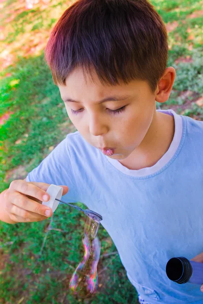 Ένα μικρό αγόρι που παίζει με φυσαλίδες — Φωτογραφία Αρχείου