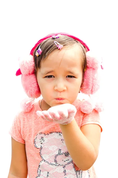 Una bambina con un vestito rosa manda un bacio — Foto Stock
