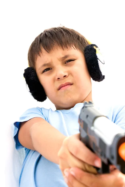 Um menino brincando com arma de brinquedo — Fotografia de Stock