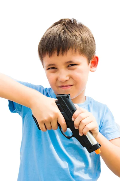 Mały chłopiec bawi się zabawkami pistolet — Zdjęcie stockowe