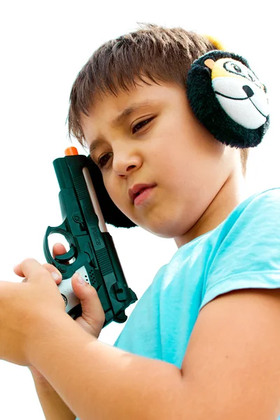 Mały chłopiec bawi się zabawkami pistolet — Zdjęcie stockowe