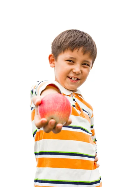 Un petit garçon avec une pomme à la main — Photo