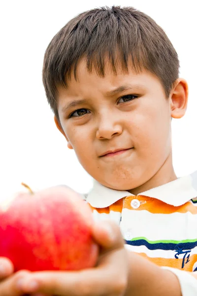 Een kleine jongen met een appel in zijn hand — Stockfoto