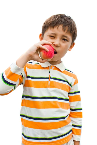 Мальчик ест яблоко, полезное для здоровья — стоковое фото