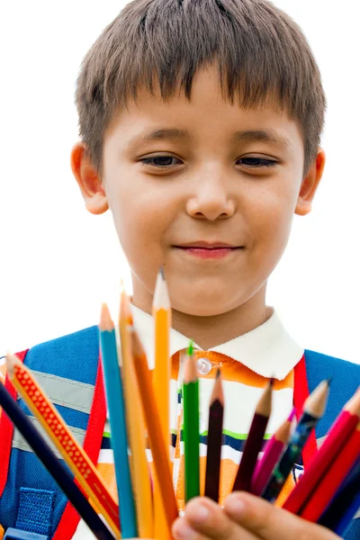 Школярка з кольоровими олівцями в руках — стокове фото