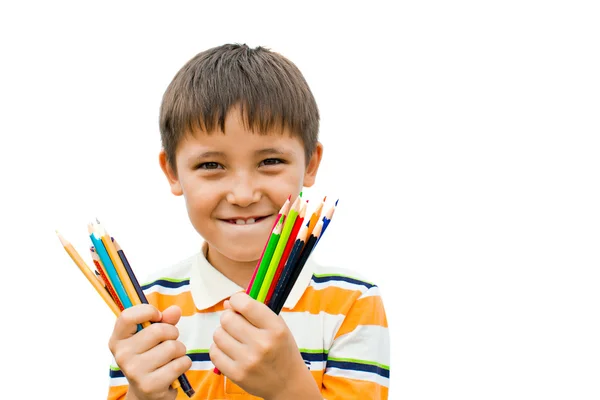 Мальчик с цветными карандашами в руках — стоковое фото