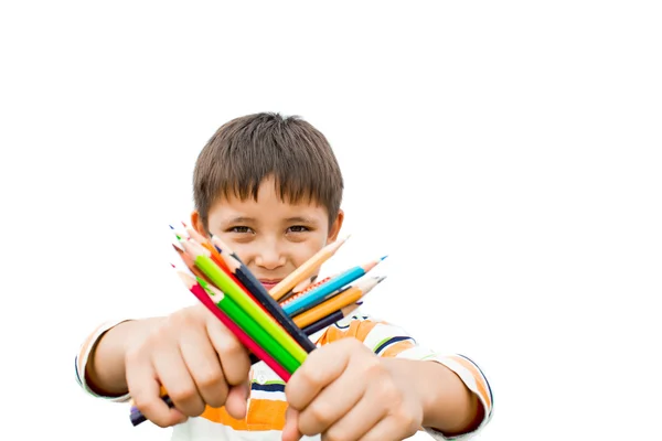 Fiú a kezükben színes ceruzák — Stock Fotó