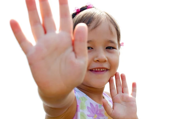 Grappig, een klein meisje haar kleine handen zwaaien — Stockfoto