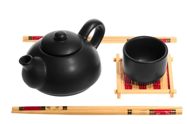 Китайский чайный сервиз с чайником и кубком — стоковое фото