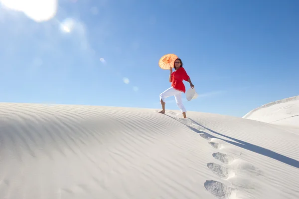 Όμορφη γυναίκα που περπατά επάνω θίνη άμμου στα ζέστη του καλοκαιριού — Φωτογραφία Αρχείου