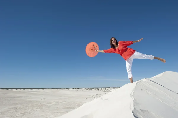 Piękne dojrzałe kobiety balansując na wydmy — Zdjęcie stockowe