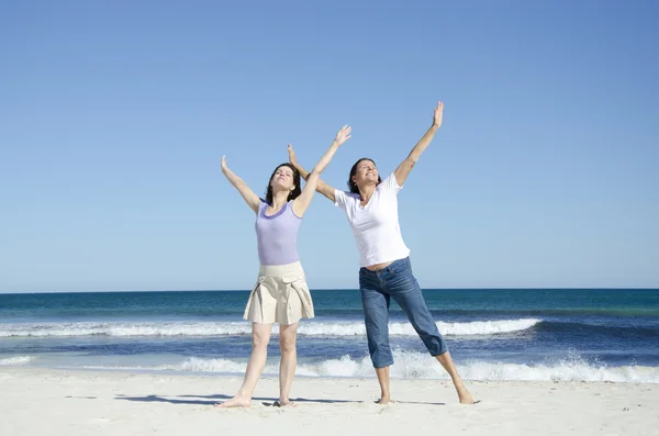 两个性格开朗快乐妇女在海滩 — 图库照片