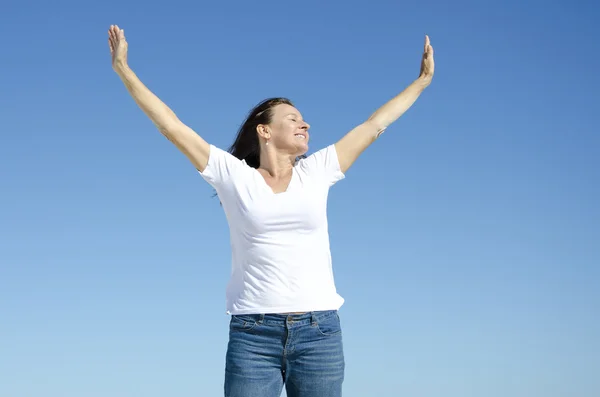 Счастливая веселая женщина с поднятыми руками — стоковое фото