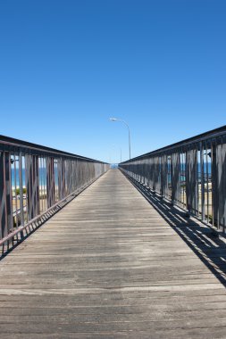 mavi gökyüzünde Boardwalk