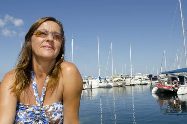 Portret aantrekkelijke volwassen vrouw marina holiday — Stockfoto