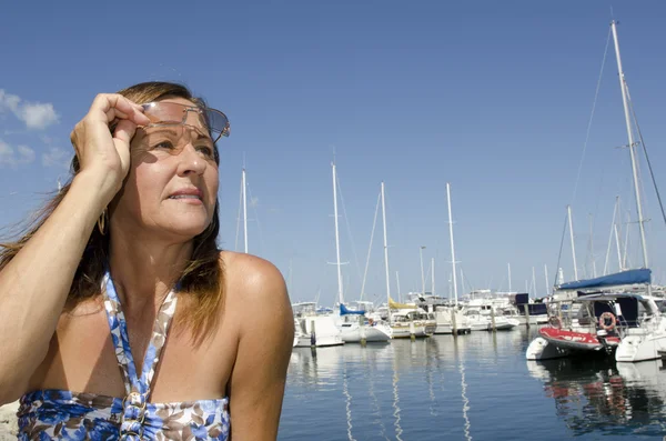 Ritratto attraente donna matura yacht marina — Foto Stock