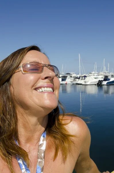Porträtt attraktiva mogen kvinna yachtmarina — Stockfoto
