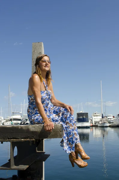 Porträtt attraktiva mogen kvinna marina holiday — Stockfoto