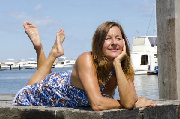 Retrato atractivo mujer madura yate marina —  Fotos de Stock