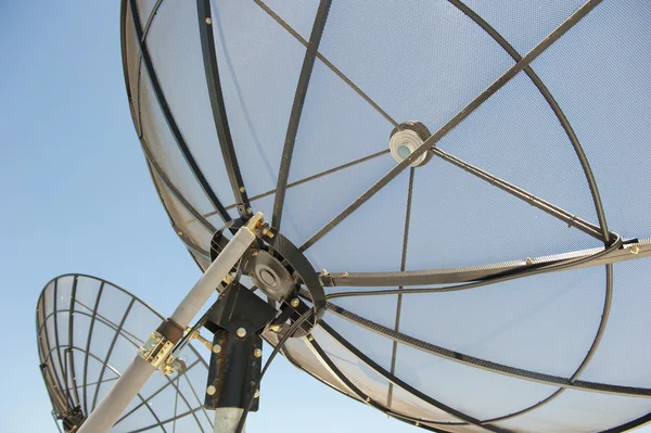Anteny bezprzewodowej łączności satelitarnej — Zdjęcie stockowe