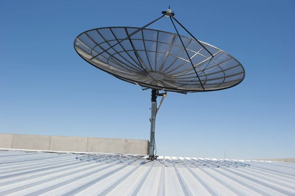 Anteny satelitarne na dachu — Zdjęcie stockowe