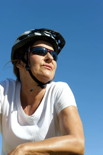 Ciclista madura sana segura y feliz — Foto de Stock