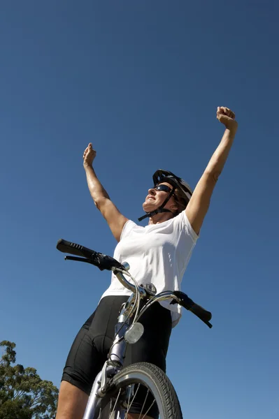 Felice gioioso sano ciclista femminile maturo — Foto Stock