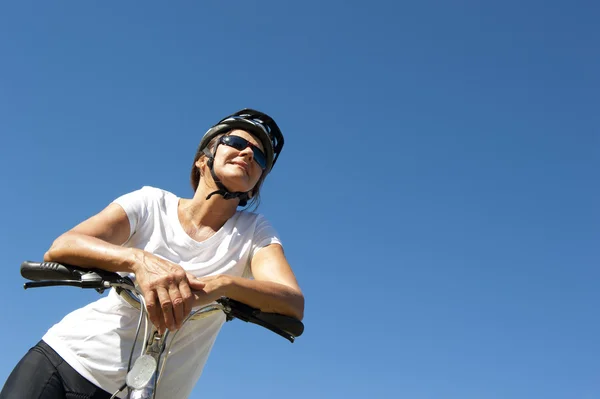 Confident and happy healthy mature female cyclist — Stock Photo, Image