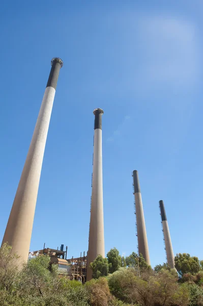 발전소 식물의 고립 된 굴뚝 — 스톡 사진