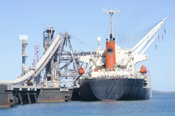 Cargo freight ship anchoring at pier — Stock Photo, Image