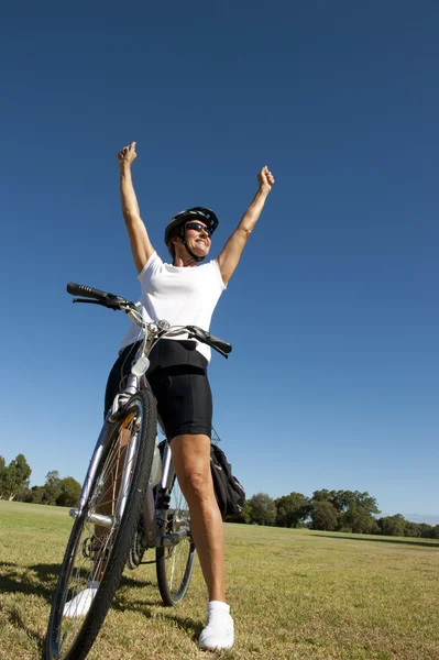 Ευτυχισμένη χαρούμενη υγιή ώριμη γυναίκα ποδηλάτης Royalty Free Φωτογραφίες Αρχείου