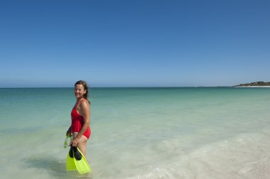 güzel kadın şnorkel yüzerek tatil beach