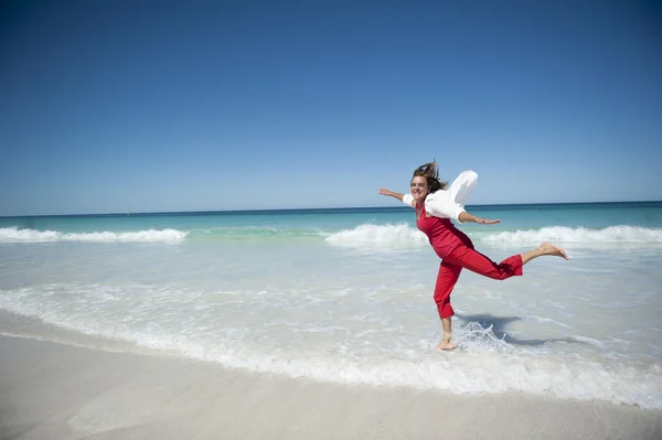性感健康和体形成熟的女人快乐幸福在海滩上 — 图库照片