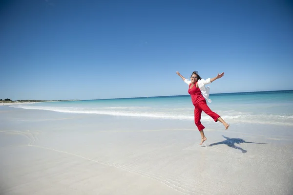 Sexy gesunde und fitte reife Frau freudig glücklich am Strand — Stockfoto