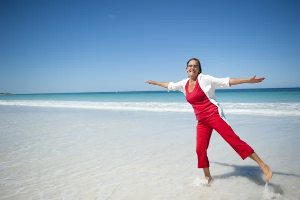 Sexy donna matura sana e in forma gioiosa felice in spiaggia — Foto Stock