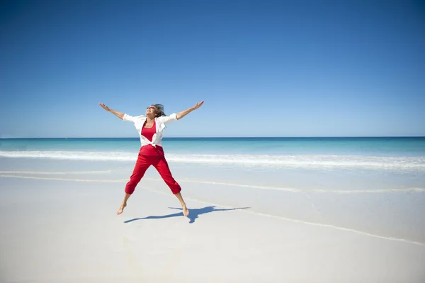 Sexy mujer madura sana y en forma alegre feliz en la playa —  Fotos de Stock