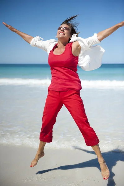 Sexy mujer madura sana y en forma alegre feliz en la playa —  Fotos de Stock