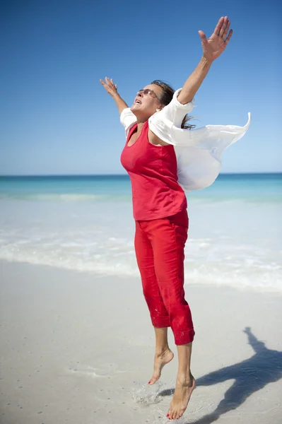 Sexy donna matura sana e in forma gioiosa felice in spiaggia — Foto Stock