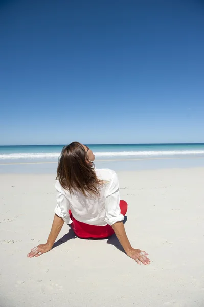 性感健康和体形成熟的女人快乐幸福在海滩上 — 图库照片