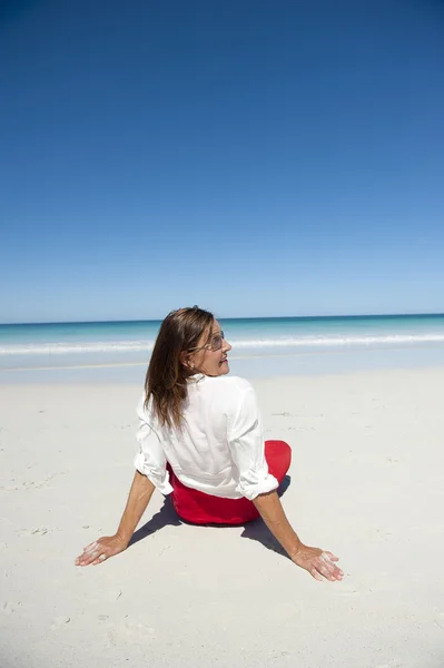 Сексуальная здоровая и подтянутая зрелая женщина радостно счастлива на пляже — стоковое фото