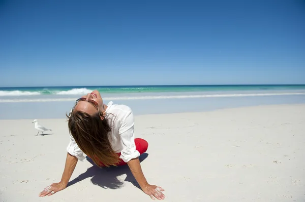 Seksi sağlıklı ve formda Olgun kadın neşeli mutlu Beach — Stok fotoğraf