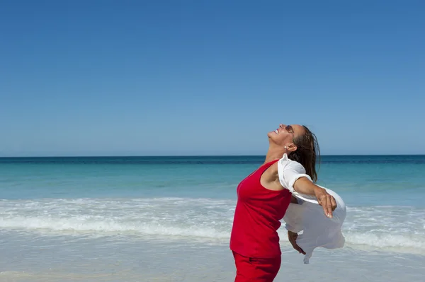 Sexy zdrowy i sprawny dojrzała kobieta radosny szczęśliwy na plaży — Zdjęcie stockowe