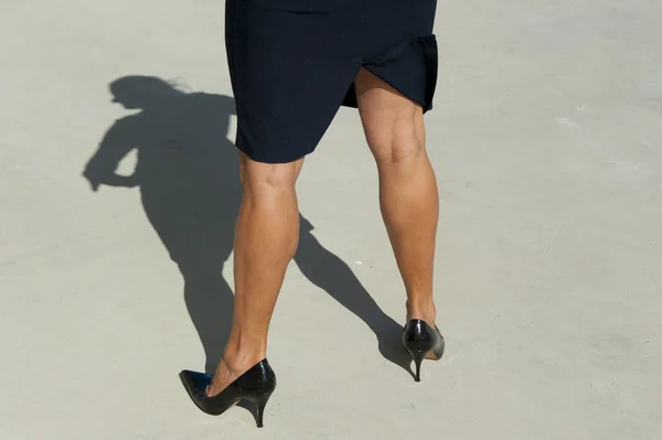 Sexiga ben självsäker kvinna som skugga — Stockfoto
