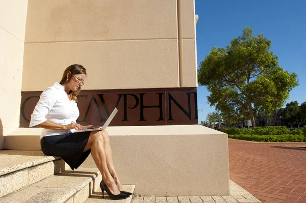Vrouw die werkt draadloos netwerk office buiten — Stockfoto