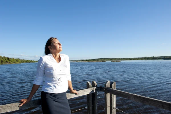 Retrato bonita senhora ao ar livre no lago — Fotografia de Stock